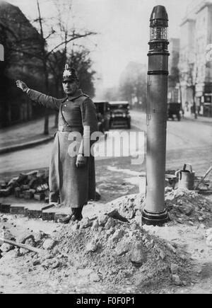 Trasporto / trasporto, auto, polizia stradale oltre al semaforo, Ponte Cornelius, Berlino, Germania, 1924, diritti aggiuntivi-clearences-non disponibile Foto Stock