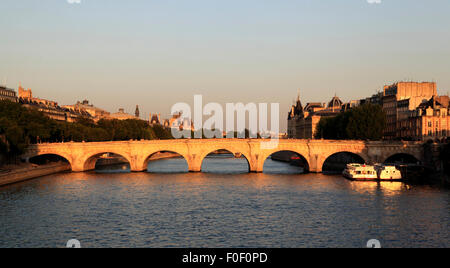 Il sole tramonta sul fiume Senna a Parigi in una sera d'estate, Francia, Europa Foto Stock