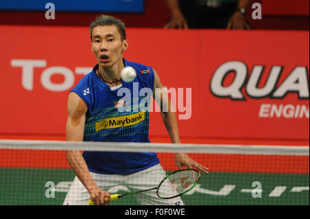 Jakarta, Indonesia. 14 Ago, 2015. Lee Chong Wei della Malesia restituisce il volano per Hu Yun cinese di Hong Kong durante i suoi uomini singoli quarti corrispondono al BWF Campionati del Mondo 2015 a Jakarta, Indonesia, 14 agosto 2015. Lee Chong Wei ha vinto 2-0. Credit: Veri Sanovri/Xinhua/Alamy Live News Foto Stock