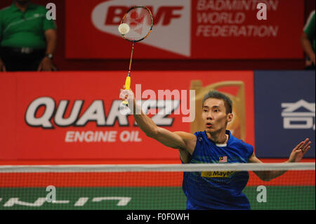 Jakarta, Indonesia. 14 Ago, 2015. Lee Chong Wei della Malesia restituisce il volano per Hu Yun cinese di Hong Kong durante i suoi uomini singoli quarti corrispondono al BWF Campionati del Mondo 2015 a Jakarta, Indonesia, 14 agosto 2015. Lee Chong Wei ha vinto 2-0. Credit: Veri Sanovri/Xinhua/Alamy Live News Foto Stock