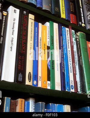 Una selezione di libri, principalmente sulle questioni ambientali e argomenti correlati. Foto Stock