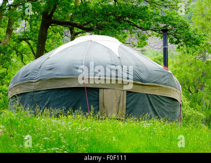 Yurta nel bosco a Borrowdale, Parco Nazionale del Distretto dei Laghi, Cumbria, Regno Unito in estate Foto Stock