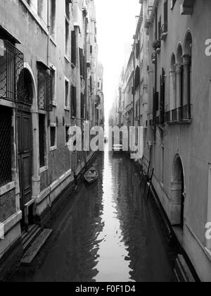 Foto in bianco e nero dei canali di Venezia Foto Stock