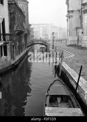 Foto in bianco e nero dei canali di Venezia Foto Stock