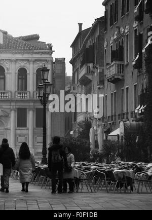 Foto in bianco e nero dei canali di Venezia Foto Stock