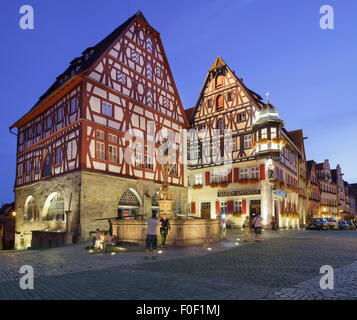 Tipici edifici medievali con George della primavera, Rothenburg ob der Tauber, Franconia, Baviera, Germania Foto Stock