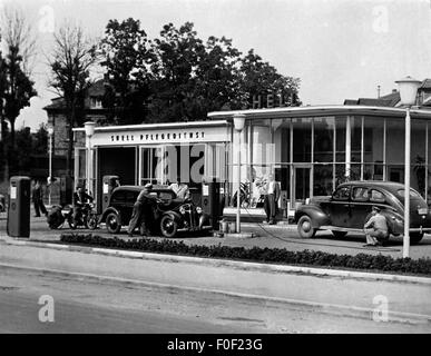 Trasporti/trasporti, automobili, stazioni di rifornimento, stazione di Shell, Germania 1950, 50, servizio, 20 ° secolo, , diritti aggiuntivi-clearences-non disponibile Foto Stock