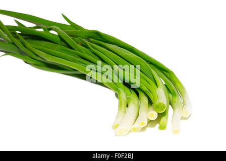 Green cipolle fresche isolato su bianco. Foto Stock