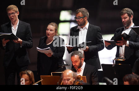 Dinslaken, Germania. 12 Ago, 2015. (Attenzione i redattori: EMBERGOED fino al 14 agosto 2015 - 8PM) - Membri del Collegium Vocale Gent condotta da Philippe Herreweghe, in rehersals per la riproduzione musicale "Accattone" al Kohlenmischhalle der Zeche Lohberg di Dinslaken, Germania, 12 agosto 2015. Il pezzo offre testi di P.P. Pasolini e cantate di J.S.Bach e anteprime su 14 Agosto 2015. Foto: BERND THISSEN/DPA - (Attenzione i redattori: per solo uso editoriale IN CONNESSIONE CON LE ATTUALI RELAZIONI SULLE RUHRTRIENNALE.) © dpa/Alamy Live News Foto Stock