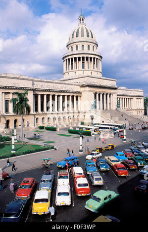 Cuba, La Habana, vettura americana e il Capitole Foto Stock