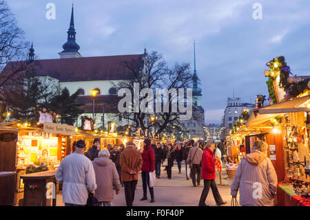 Le persone a un mercato di Natale di Brno, in Repubblica Ceca Foto Stock