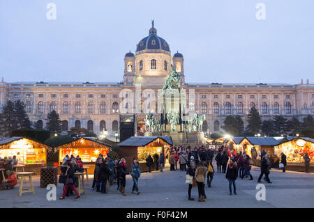 Mercatino di Natale a Maria Theresien Platz al tramonto a Vienna, in Austria Foto Stock
