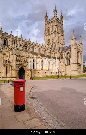 Gloucester Castello con pilastro rosso scatola in primo piano. Città di Gloucester, England Regno Unito Foto Stock