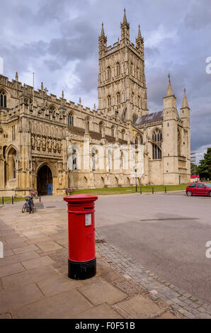 Gloucester Castello con pilastro rosso scatola in primo piano. Città di Gloucester, England Regno Unito Foto Stock