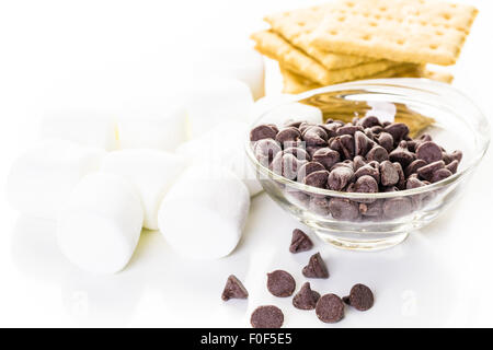 Ingredienti dip smores preparato con grande marshmallows in ghisa pan. Foto Stock