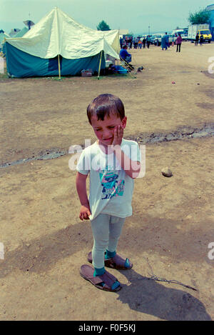 Profughi kosovari a camp Strankovic Macedonia 1999 .. un ragazzo giovane triste chiedendo intorno al campo .. molti bambini ha perso i genitori durante il conflitto Foto Stock