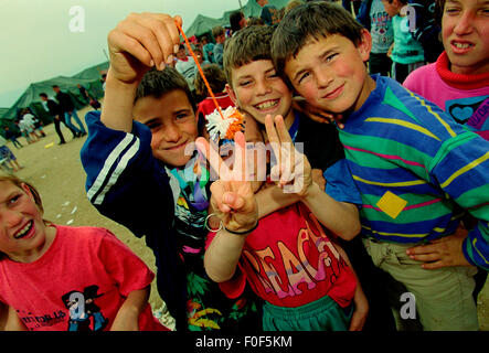 Profughi kosovari a camp Strankovic Macedonia 1999 , felici i bambini e giocare mentre si fermò in code di cibo Foto Stock