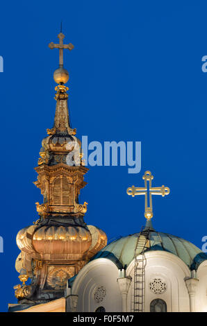 Est della Cattedrale Ortodossa di San Michele Arcangelo e la Chiesa Ortodossa Museum a Belgrado in Serbia. Due croci . Foto Stock