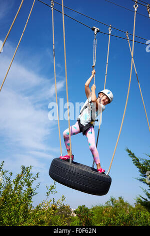 Ragazza giovane su un avventura aerea ad alta fune corso Algarve Portogallo Foto Stock