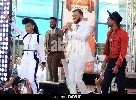 New York, NY, STATI UNITI D'AMERICA. 14 Ago, 2015. Janelle Monae, Wondaland's Jidenna, Gianarthur romano sul palco per la NBC Today Show Concerto con JANELLE MONAE, Rockefeller Plaza di New York, NY Agosto 14, 2015. Credito: Derek Storm/Everett raccolta/Alamy Live News Foto Stock