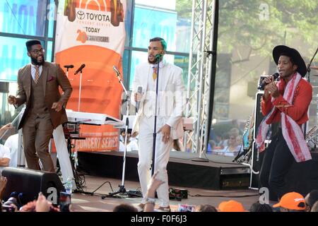 New York, NY, STATI UNITI D'AMERICA. 14 Ago, 2015. La Wondaland Jidenna, Gianarthur romano sul palco per la NBC Today Show Concerto con JANELLE MONAE, Rockefeller Plaza di New York, NY Agosto 14, 2015. Credito: Derek Storm/Everett raccolta/Alamy Live News Foto Stock