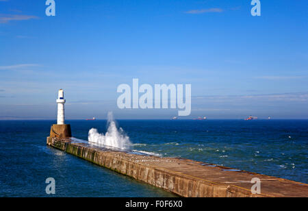 Il frangiflutti sud all'entrata del porto di Aberdeen, Scozia, Regno Unito. Foto Stock