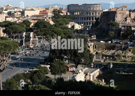 Sopra il Colosseo dall'altare della Patria, Roma, Italia. Foto Stock