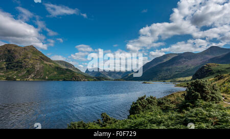 Fleetwith Pike e l'alto stile massiccio da North Shore di Crummock acqua su una bella giornata estiva Foto Stock