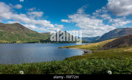 Splendide vedute di Fleetwith Pike e l'alto stile massiccio dalla riva occidentale del Crummock acqua (Whiteless Pike e Rannderdale Knotts sulla sinistra) Foto Stock