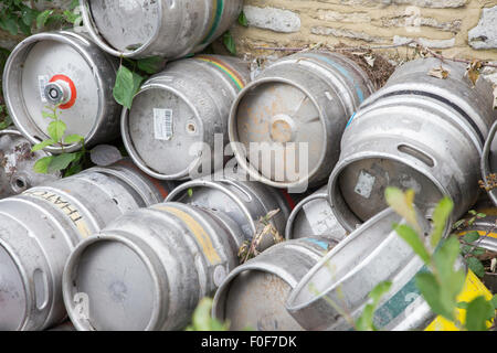 In acciaio inox barili di birra al di fuori di una public house, England, Regno Unito Foto Stock