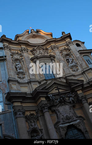 Questa piccola chiesa seicentesca in Piazza della Maddalena, a Roma, ospita splendidi affreschi e opere d'arte. Foto Stock