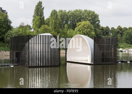 Duisburg-Ruhrort, Germania. Il 14 agosto 2015. "Nomanslanding" è una passeggiata sull'installazione galleggiante sull'acqua ideato da cinque artisti: Robyn Backen (AUS), Andre Dekker (NL), Graham Eatough (UK), Nigel Helyer e Jennifer Turpin (AUS). La struttura si trasforma in un bisbiglio dome quando chiuso. Si è mostrato come la parte della Ruhrtriennale arts festival di Duisburg-Ruhrort dal 14 agosto 2015 dopo aver girato la Sydney (2 Aprile - 3 Maggio 2015). "Nomanslanding" viene creato in stretta collaborazione tra il Sydney Harbour Foreshore Authority, Glasgow Vita e Urbano Künste Ruhr. Foto: bas/Alamy Live News Foto Stock