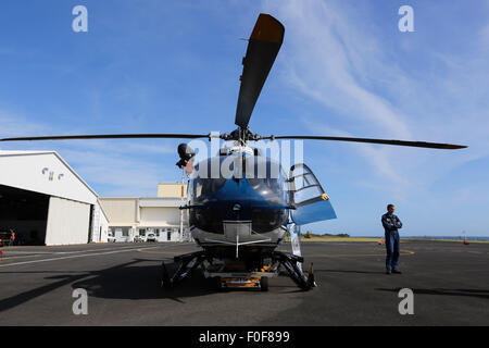 (150814) -- LA REUNION, 14 agosto 2015 (Xinhua) -- un pilota si erge nei pressi di un elicottero di prendere parte alla missione di ricerca in un aeroporto Saint Denis, La Reunion, 14 agosto 2015. L'amministratore dell'isola di Reunion Dominique Sorain ha detto ai media il venerdì la ricerca attiva di più MH370 detriti continuerà fino a lunedì. Non ci sono impurità relative al piano è stata trovata in mare durante la 35 Ore di una ricerca combinata da una casa piano di ricerca dell esercito francese e tre elicotteri, egli ha detto. (Xinhua/Pan Siwei) (djj) Foto Stock