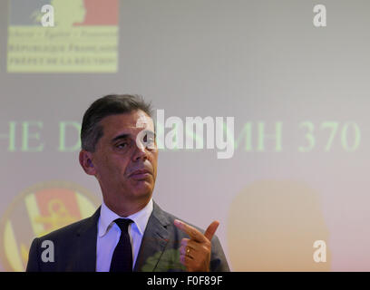 (150814) -- LA REUNION, 14 agosto 2015 (Xinhua) -- l'amministratore dell'isola di Reunion Dominique Sorain parla durante una conferenza stampa a Saint Denis, La Reunion, 14 agosto 2015. L'amministratore dell'isola di Reunion Dominique Sorain ha detto ai media il venerdì la ricerca attiva di più MH370 detriti continuerà fino a lunedì. Non ci sono impurità relative al piano è stata trovata in mare durante la 35 Ore di una ricerca combinata da una casa piano di ricerca dell esercito francese e tre elicotteri, egli ha detto. (Xinhua/Pan Siwei) (djj) Foto Stock