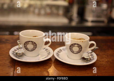 Espresso per due in un bar caffetteria in Via dei condotti, Roma. Foto Stock