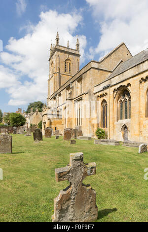 San Pietro e la chiesa di San Paolo nel villaggio Costwold di Blockley, Gloucestershire, England, Regno Unito Foto Stock