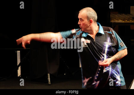 La HBF Stadium Perth, Australia. 14 Ago, 2015. TabTouch Perth Freccette Masters, Phil la potenza Taylor in azione contro Craig Caldwell. Credito: Azione Sport Plus/Alamy Live News Foto Stock