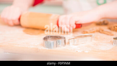 Le mani del giovane ragazza la cottura del pane di zenzero cookies come preparazione di natale. Foto Stock