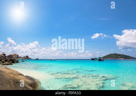 Splendidi paesaggi di sun sul cielo sopra il mare e la spiaggia in estate a Koh Miang è un isola di attrazioni famose per le immersioni Foto Stock