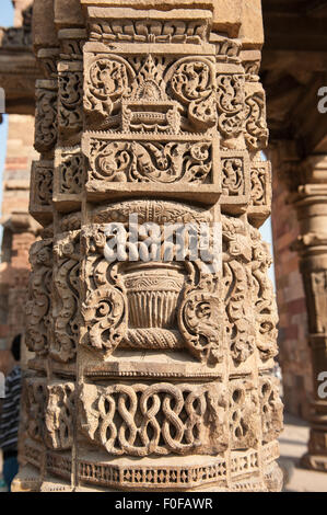 Delhi, India. Qutub Minar - Quwwat-ul-Islam moschea. Lavori decorativi in pietra su un pilastro. Foto Stock