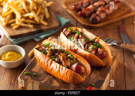 In casa pancetta avvolto Hot Dogs con cipolle e peperoni Foto Stock