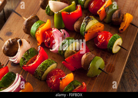 Organici vegetali casalinghe Shish Kababs con peperoni, cipolle e pomodori Foto Stock