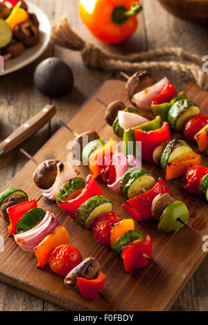 Organici vegetali casalinghe Shish Kababs con peperoni, cipolle e pomodori Foto Stock