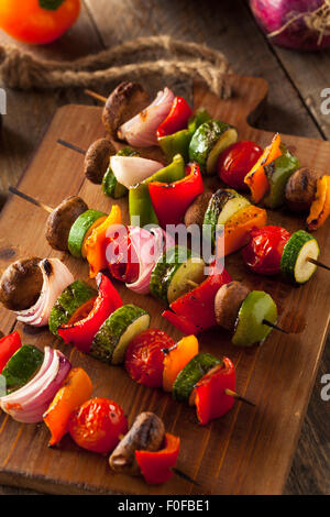 Organici vegetali casalinghe Shish Kababs con peperoni, cipolle e pomodori Foto Stock