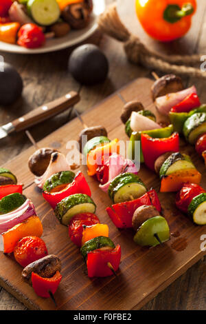 Organici vegetali casalinghe Shish Kababs con peperoni, cipolle e pomodori Foto Stock