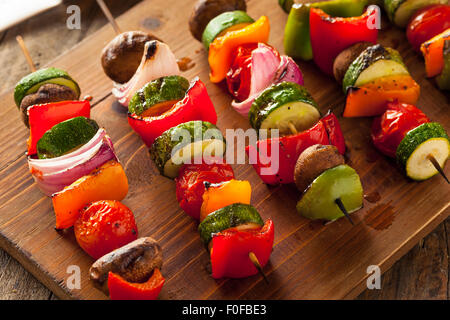 Organici vegetali casalinghe Shish Kababs con peperoni, cipolle e pomodori Foto Stock