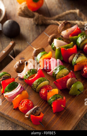 Organici vegetali casalinghe Shish Kababs con peperoni, cipolle e pomodori Foto Stock