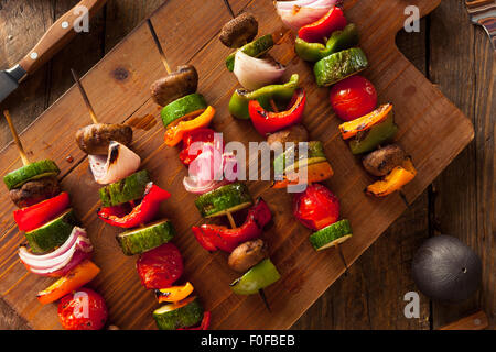 Organici vegetali casalinghe Shish Kababs con peperoni, cipolle e pomodori Foto Stock