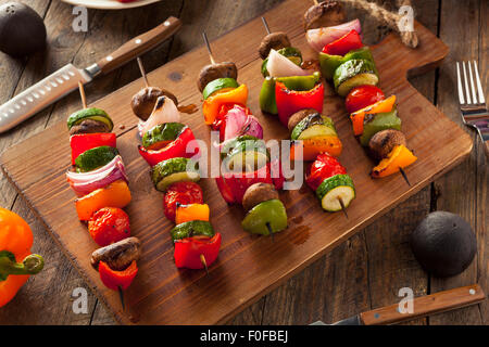 Organici vegetali casalinghe Shish Kababs con peperoni, cipolle e pomodori Foto Stock