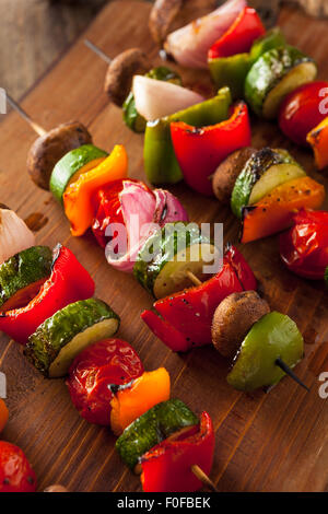 Organici vegetali casalinghe Shish Kababs con peperoni, cipolle e pomodori Foto Stock